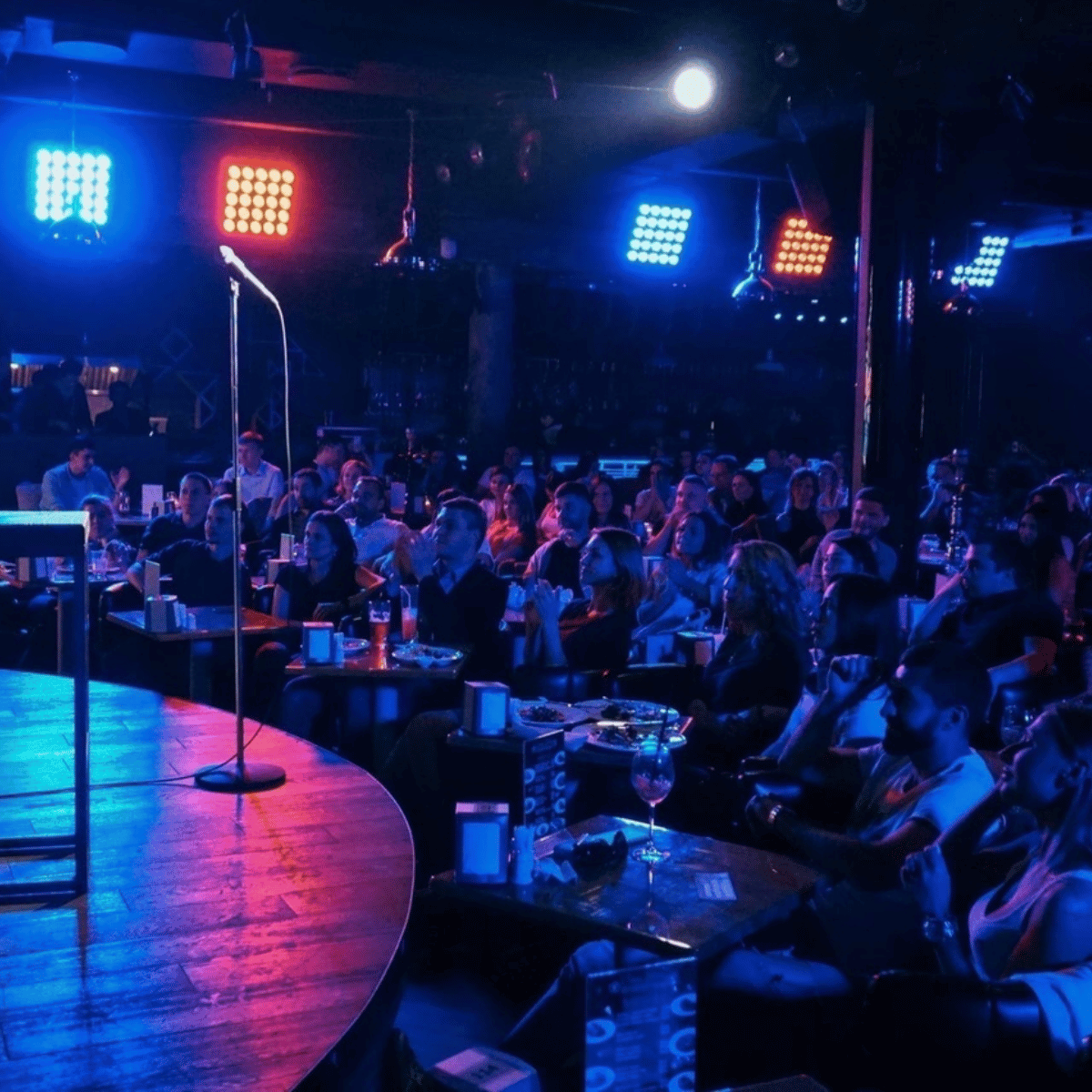 Club estilo cabaret con iluminación azul y roja