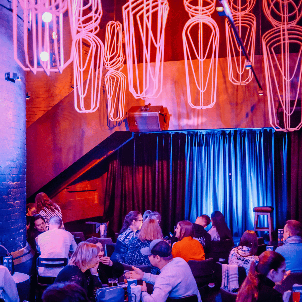 Club íntimo con iluminación neón rosa