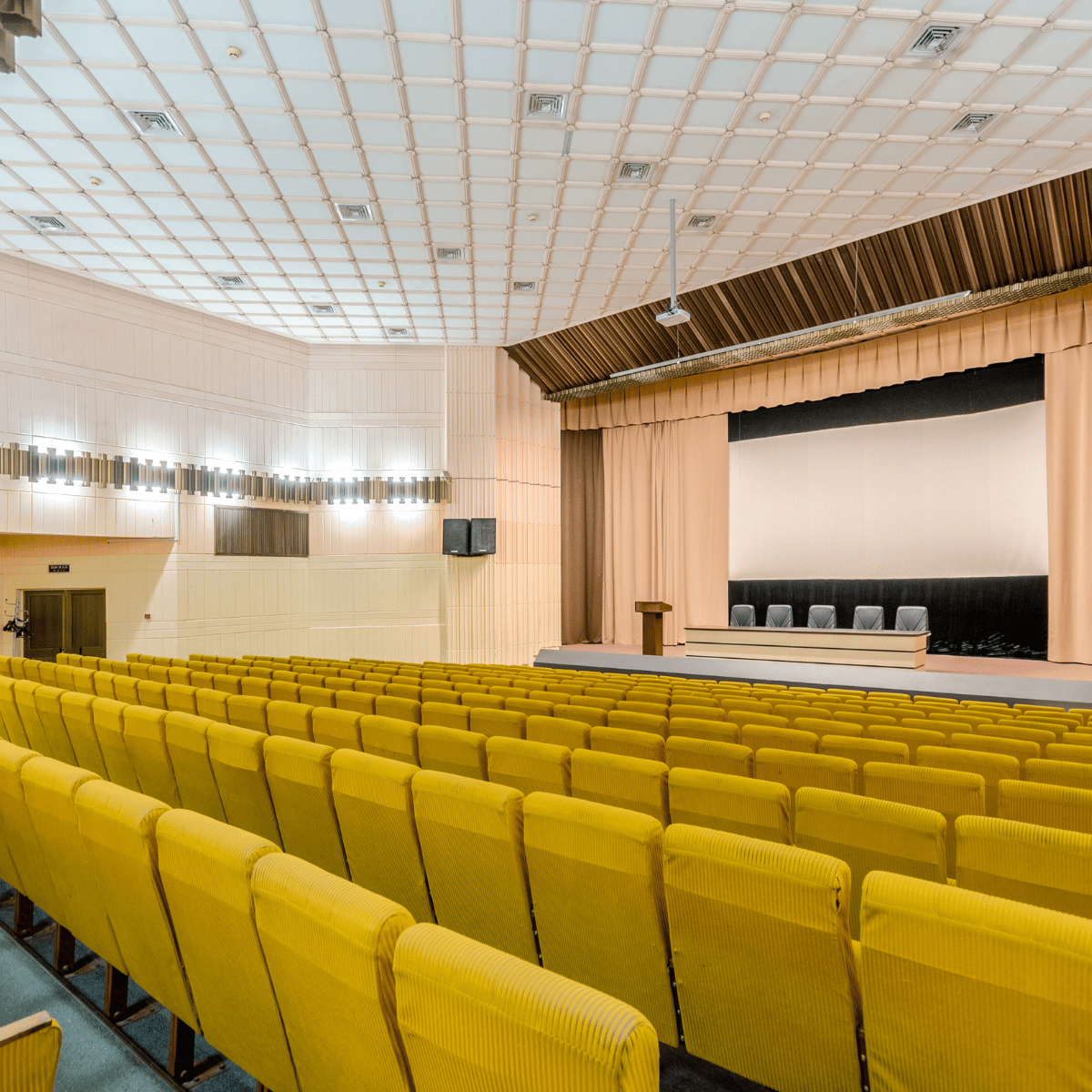 Sala de conferencias con asientos amarillos