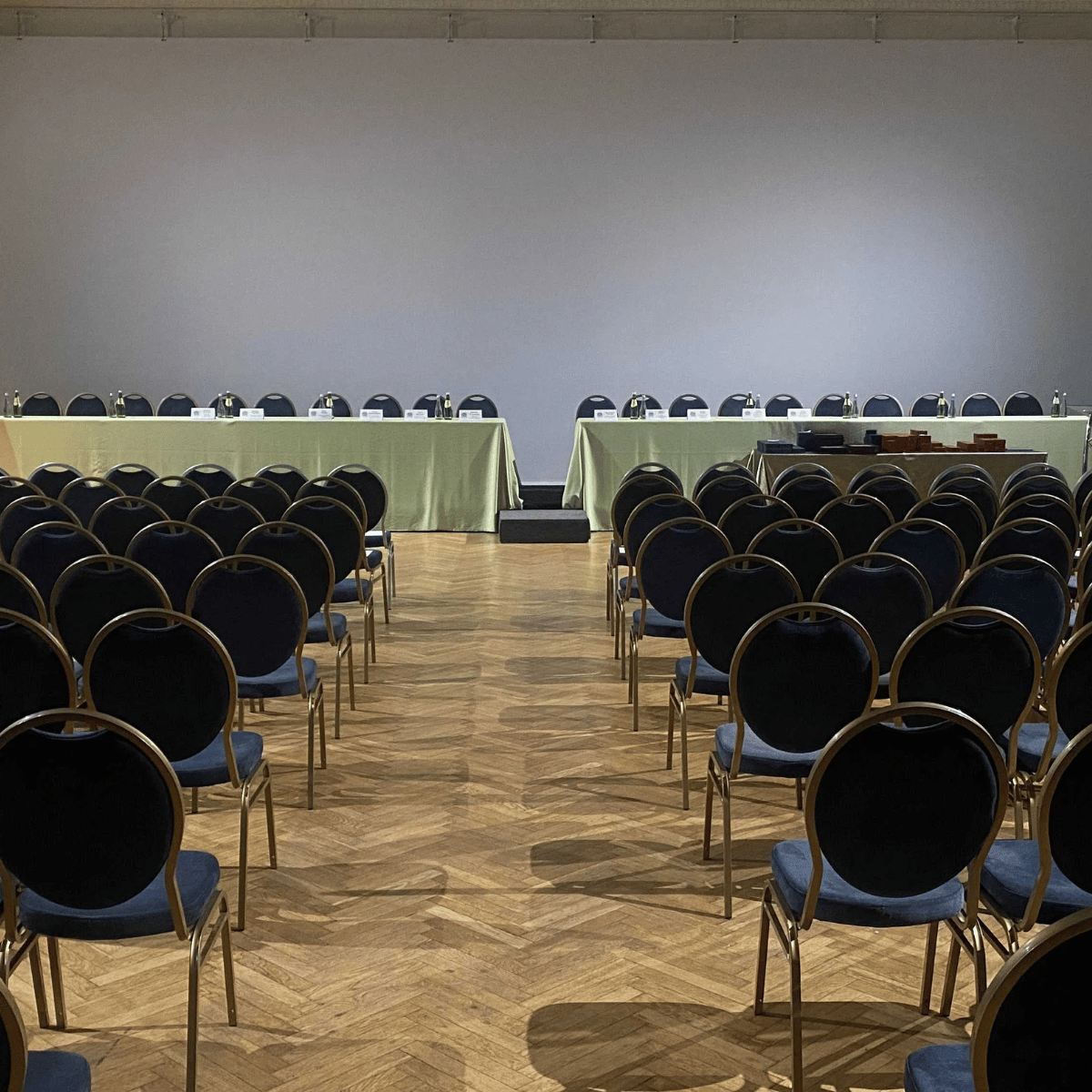 Sala para seminarios con sillas azules