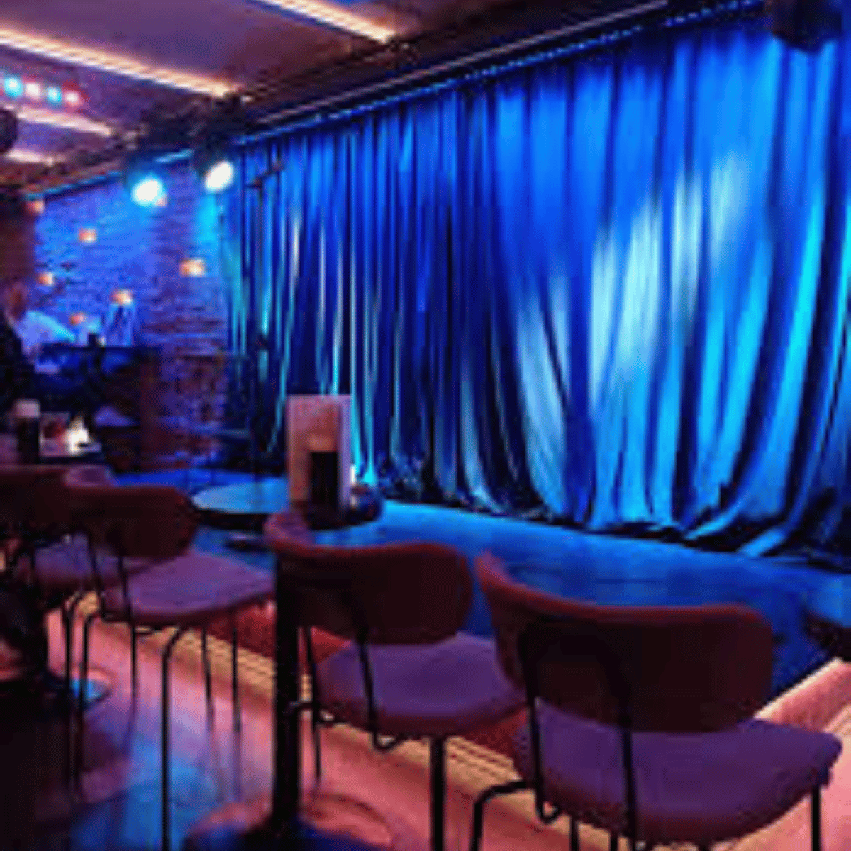 Sala de club con iluminación azul